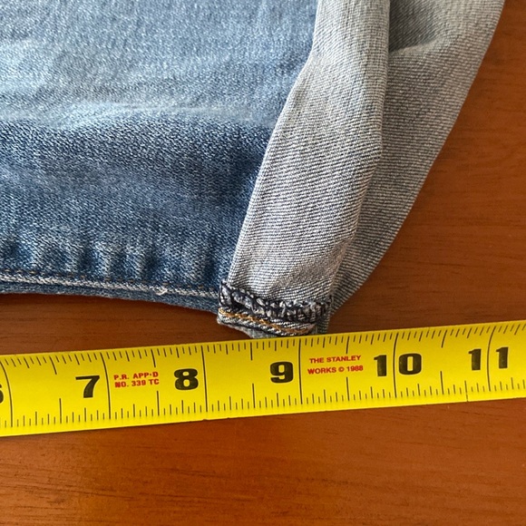 ✨NWOT✨Levi’s | Medium-Wash Denim Cuffed Classic Bermuda Jean Shorts Sz 26W-Wide - Picture 15 of 16